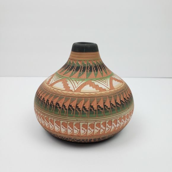 Vintage Navajo Pottery Native American Art Ethnic Etched Seed Pot Vase Signed - Picture 2 of 9